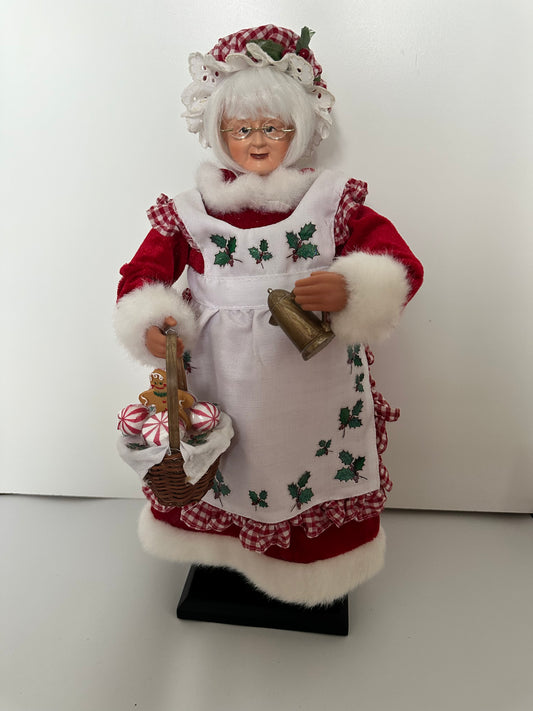 St Nicholas Square, Making Spirits Bright, Mrs. Clause